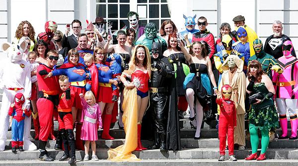 Mariage en costume Batman et Wonderman, les invités en héros de bande dessiné