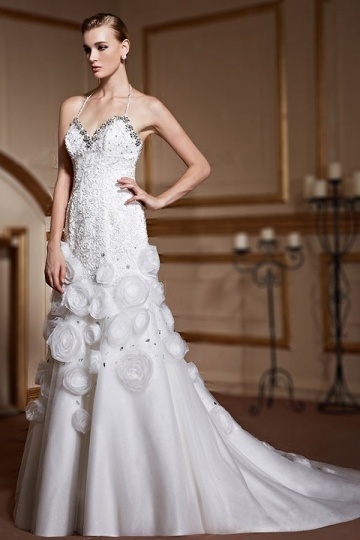 Robe de mariée trompette avec bretelles fines tour de cou jupe bordée de fleurs fait main