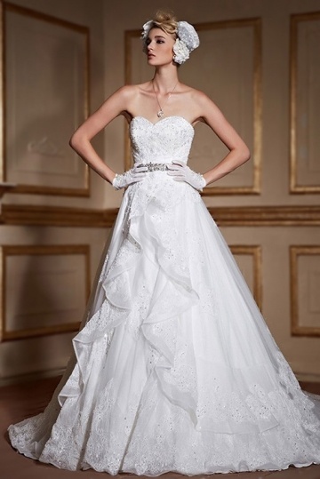 Robe de mariée bustier cœur en dentelle avec ceinture cousue de brillants à traîne cathédrale