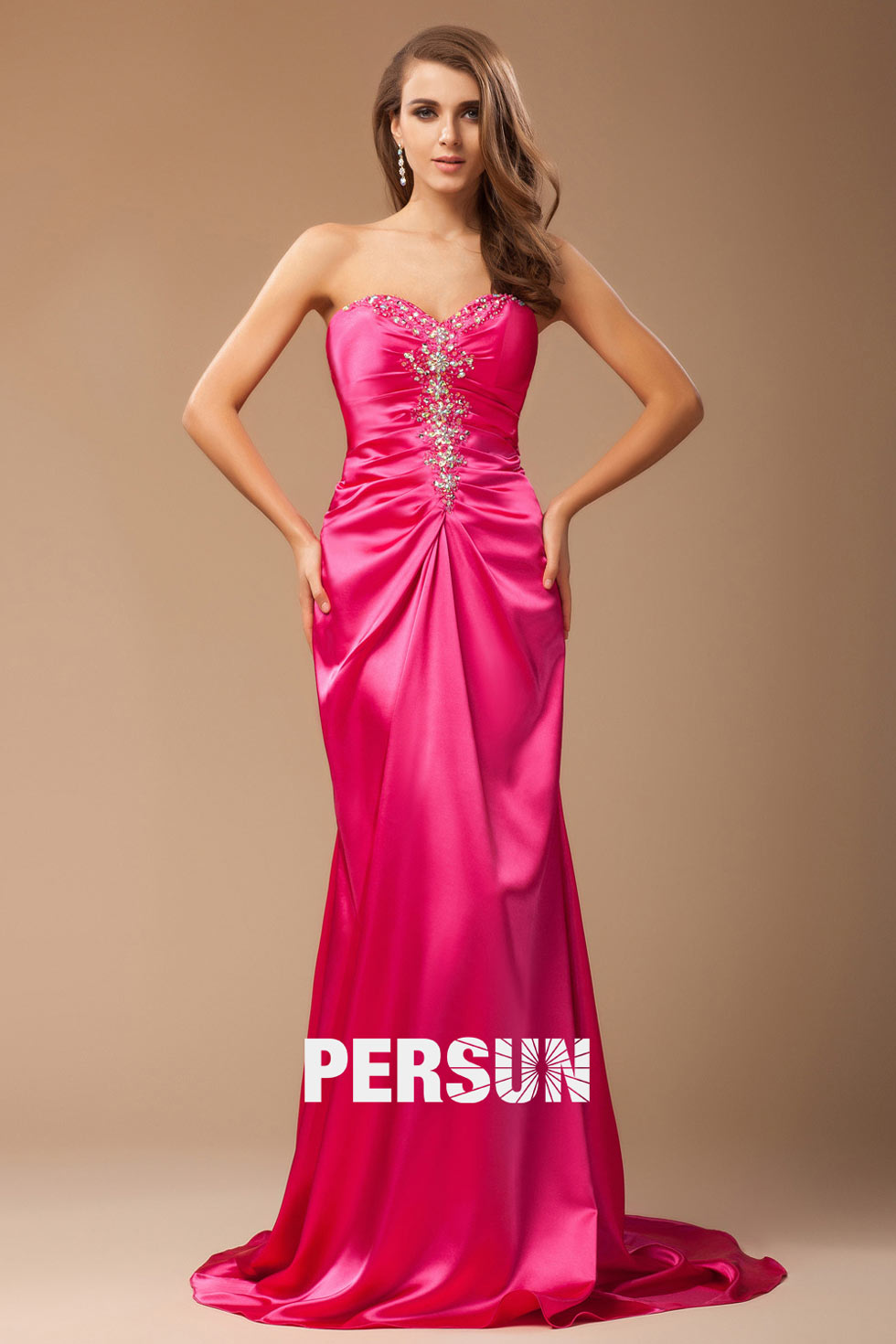 Robe de soirée décolletée en coeur ornée de bijoux découpée en satin à dos nu