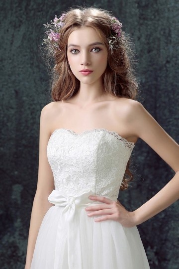 Robe de mariée courte en dentelle à jupe en tulle vaporeuse & fendue