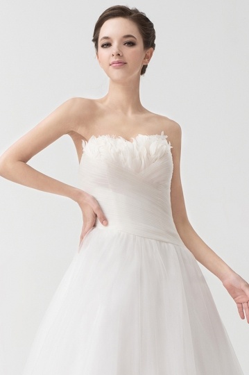 Robe blanche de mariée ruchée ornée de plumes