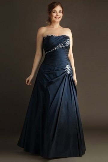 Robe de gala bleu nuit grande taille bustier droit en taffetas