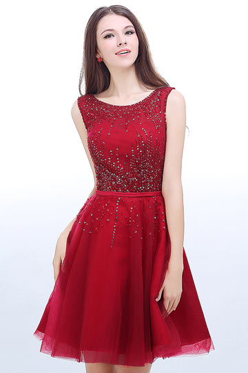 Robe rouge courte ornée de paillettes dos décolleté en V