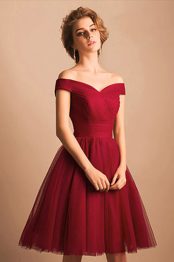 Robe rouge courte pour cocktail de mariage avec épaule dégagée