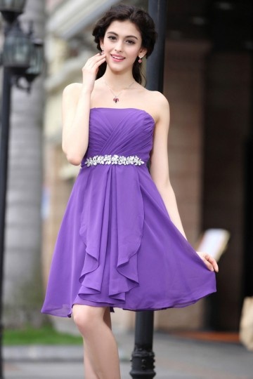 Robe courte violette bustier Empire parée de bijoux