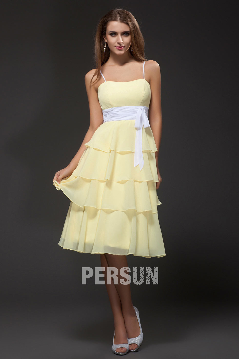 Robe jaune de cocktail avec ceinture blanche à volants