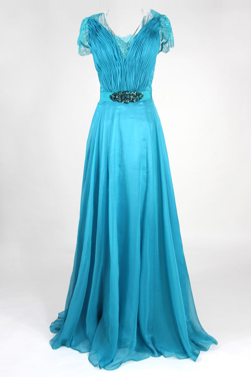 Robe de célébrité Princesse Kate en Mousseline bleue Col V ornée de strass
