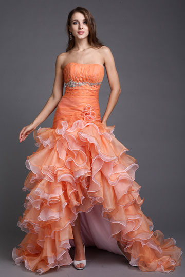 Robe orange de bal courte devant longue derrière bustier en organza à volant