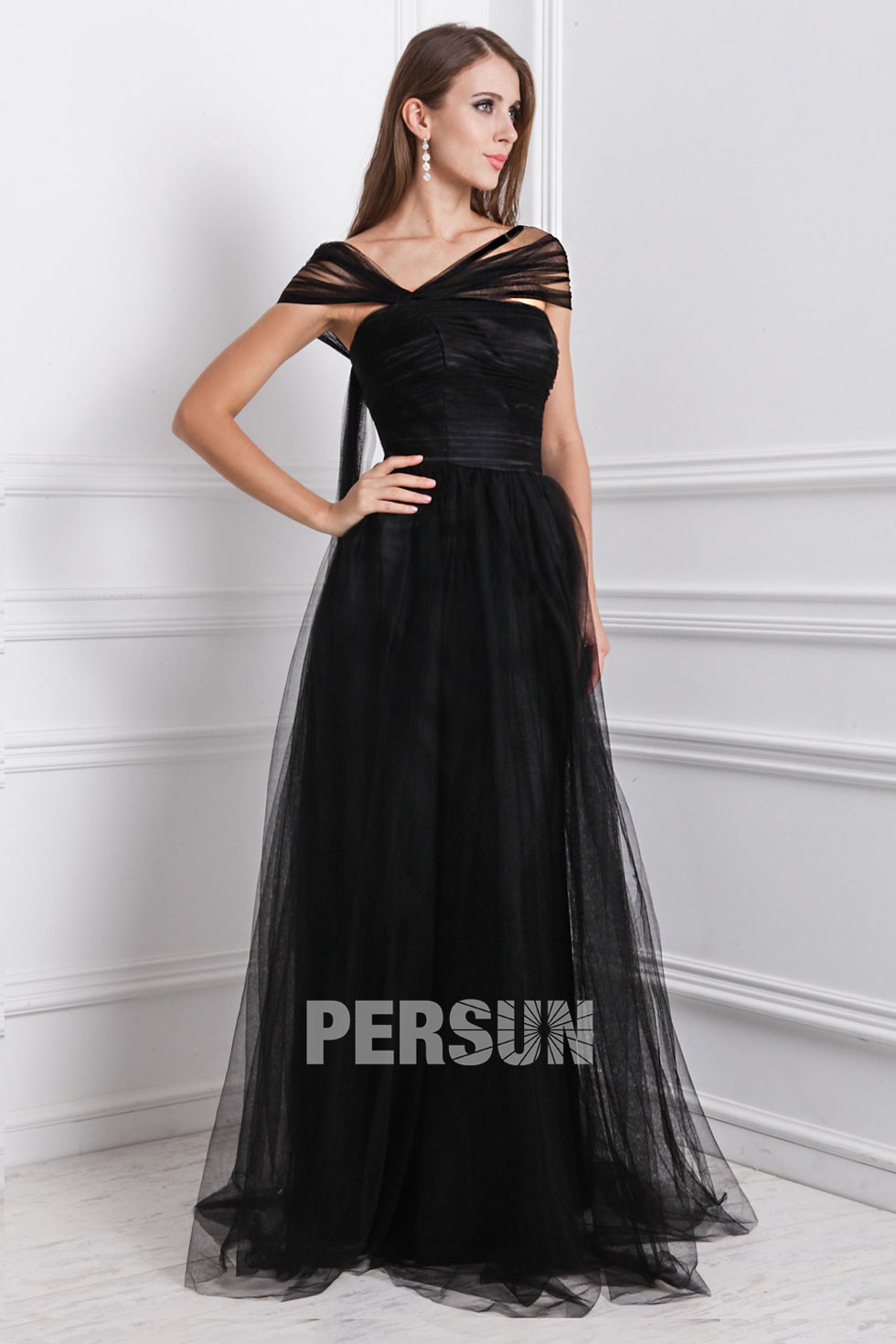 Robe noire soirée longue encolure asymétrique en tulle
