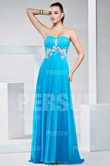 Robe de soirée décolleté en cœur Empire ornée de bijoux