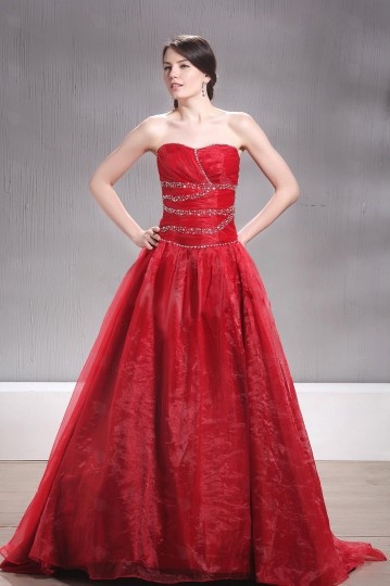 Robe mariée rouge perlée sur le buste décolleté en cœur sans manche au ras du sol