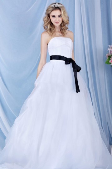 Robe princesse de mariage bustier simple accessoirisée d'une ceinture noire