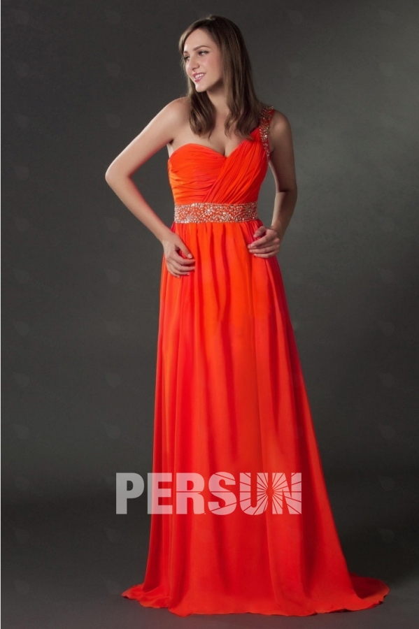 Robe longue soirée corail fendue asymétrique brodée de sequins