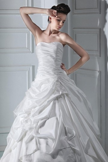 Robe de mariée princesse bustier vague en taffetas jupe bouillonnée