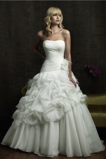 Robe de mariée en organza ivoire décolletée en coeur avec fleur 