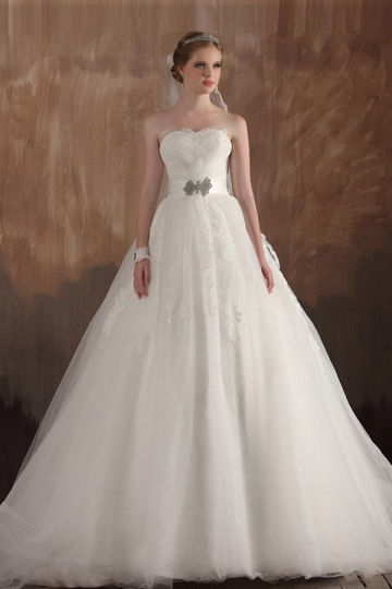 Robe longue de mariée en tulle bustier sans bretelle ornée de bijoux