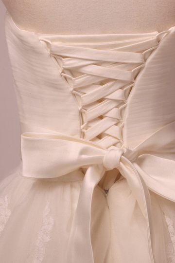Robe longue de mariée en tulle bustier sans bretelle ornée de bijoux