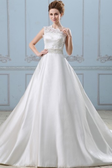 Robe de mariée princesse encolure asymetrique ornée de bijoux, applique