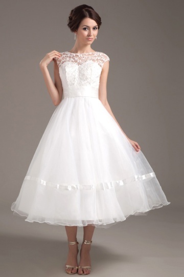 Robe de mairée princesse col bateau ornée de motifs dentelles au niveau de la poitrine