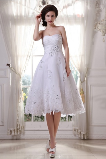 Robe de mariée princesse bustier courte décolleté en coeur en tulle