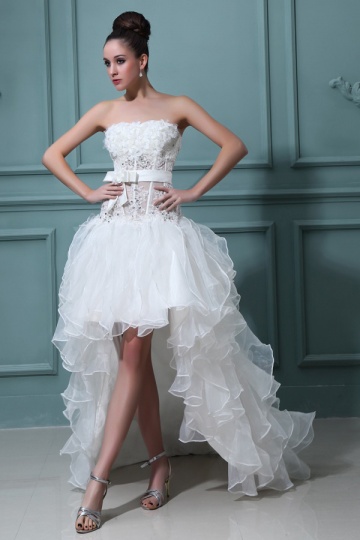 Robe mariée courte décolleté en coeur ornée de fleurs en organza