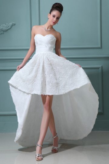 Robe de mariée moderne bustier cœur équipée d'une jupe florale