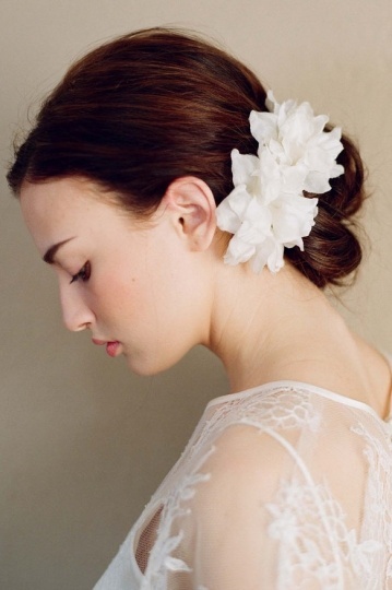 Accessoire coiffure fleur pour la mariée