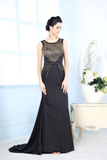 Robe noire de soirée à coupe flatteuse en tissu satin soyeux