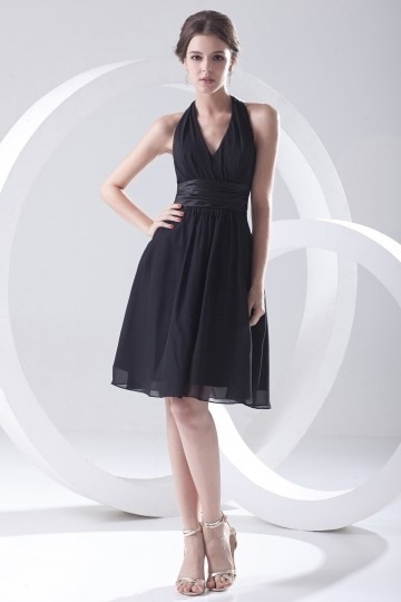 Petite robe noire encolure américaine simple plissée