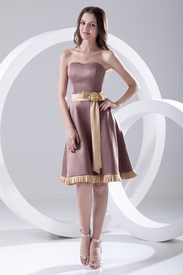 Robe de bal courte courte bustier accessoirisée d'une fleur