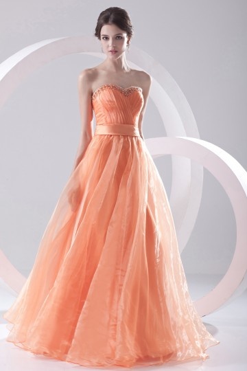 Robe orange longue bustier coeur surmontée de bijoux